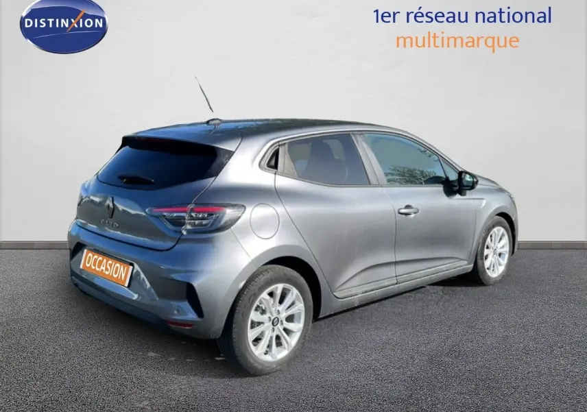 Vue 3/4 arrière droite d'une Renault Clio gris schiste métal 2025 avec jantes alliage et vitres teintées.
