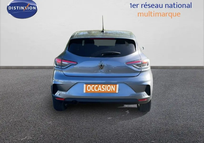 Vue arrière d'une Renault Clio gris schiste métal 2025 avec feux LED et plaque "OCCASION" visible.