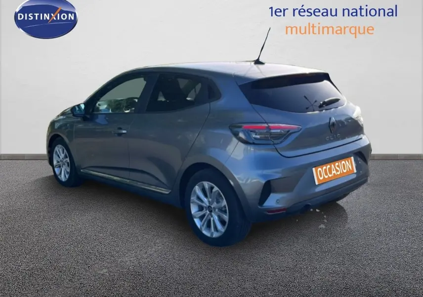Vue 3/4 arrière droite d'une Renault Clio gris schiste métal avec vitres teintées et jantes alliage 16 pouces.