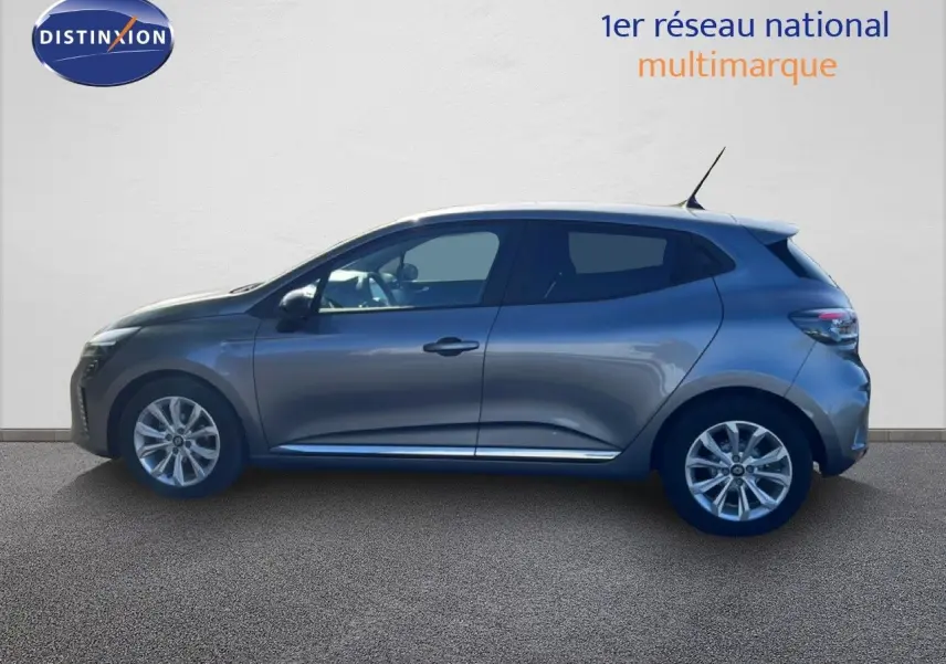 Profil droit d'une Renault Clio gris schiste métal 2025 avec jantes alliage et vitres teintées.