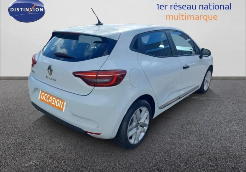 Vue 3/4 arrière droite d'une Renault Clio blanche 2020, avec feux arrière allumés et plaque "OCCASION" visible.