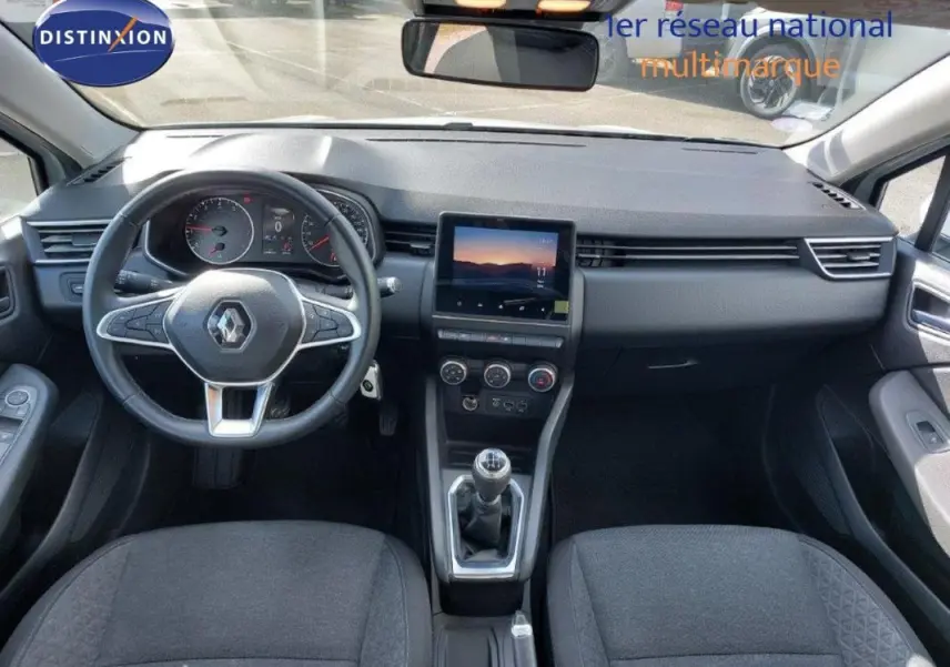 Vue intérieure avant de la Renault Clio V SCe 75 Business 2020, tableau de bord avec écran tactile et boîte manuelle.