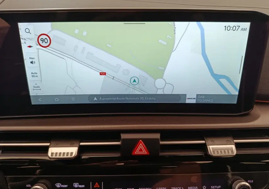 Écran tactile central du tableau de bord du KIA Sportage gris clair, affichant la navigation GPS en vue frontale.