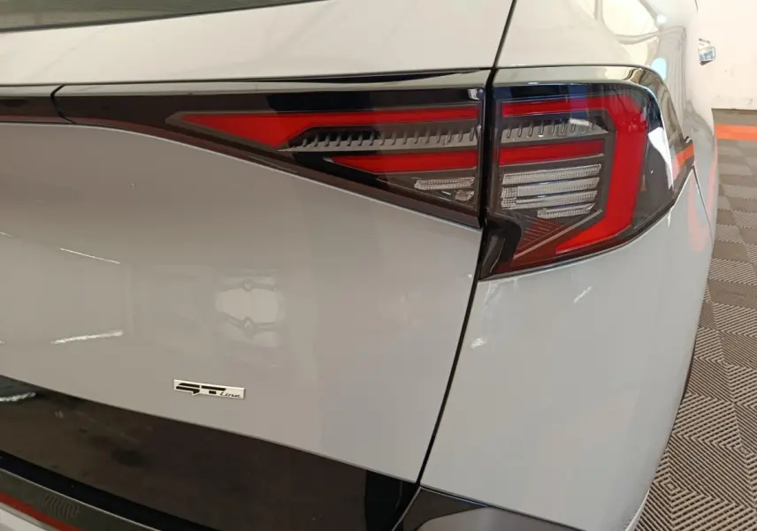 Gros plan sur le feu arrière droit gris clair du Kia Sportage 2026 GT-Line avec logo distinctif GT-Line visible.