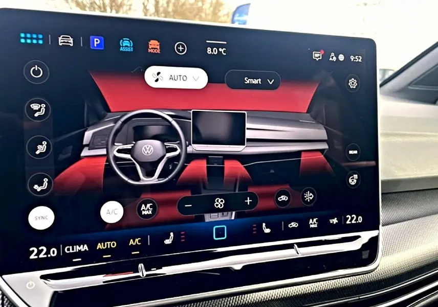Écran tactile central affichant le tableau de bord numérique rouge et noir de la Volkswagen Golf 2026.
