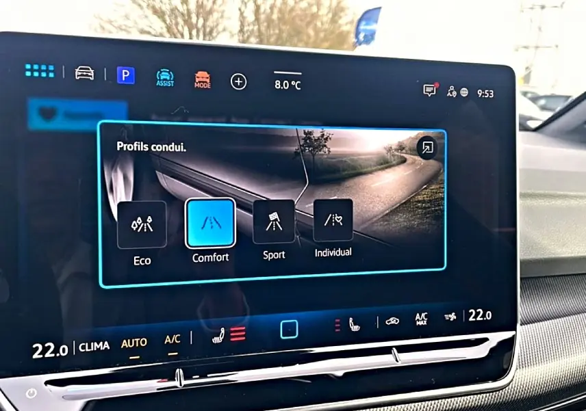 Écran tactile intérieur de la Volkswagen Golf 2026 affichant les modes de conduite, avec tableau de bord noir et inserts métal.