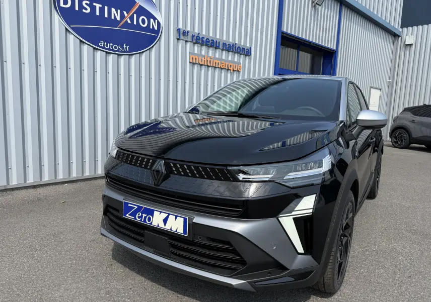 Vue 3/4 avant droite d'un Renault Captur noir étoile avec toit gris, mettant en valeur ses phares LED et sa calandre moderne.