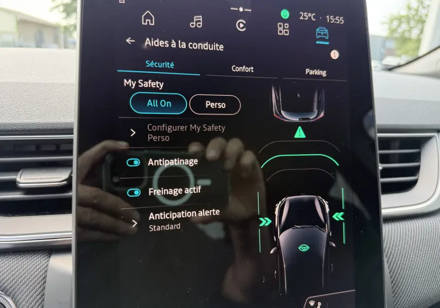 Écran tactile du système d'aides à la conduite du Renault Captur 2025, affichage des fonctions sécurité activées.