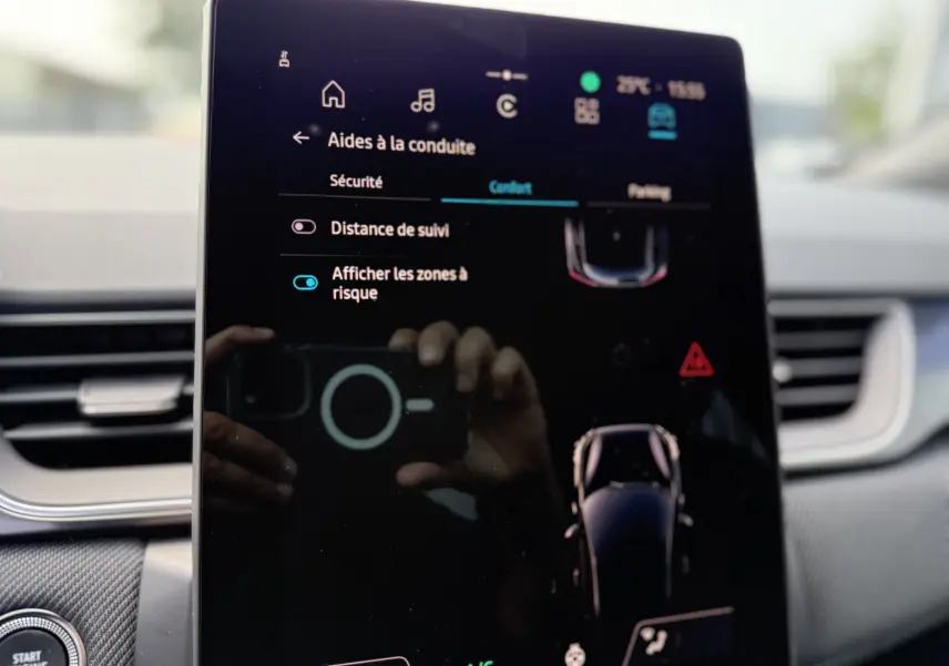 Écran tactile intérieur du Renault Captur 2025 montrant les aides à la conduite et la vue du véhicule en plan rapproché.