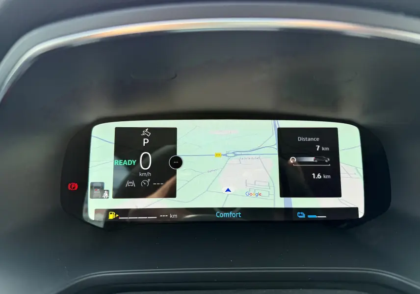 Tableau de bord numérique du Renault Captur 2025 affichant la vitesse à 0 km/h et la navigation GPS en mode confort.