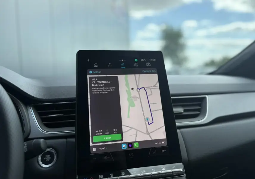 Écran tactile central affichant la navigation dans l'habitacle du Renault Captur Gris Rafale, vue avant intérieure.
