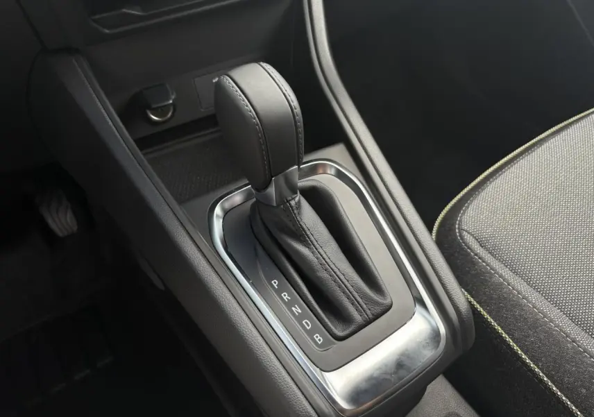 Le levier de vitesses automatique en cuir noir du Renault Captur hybride, vu en gros plan côté console centrale.