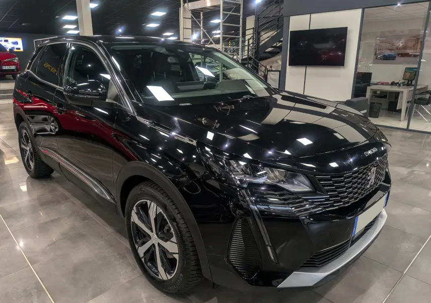 Peugeot 3008 BlueHDi 130 Allure noir Perla vue 3/4 avant droit en showroom avec jantes bi-ton distinctives.