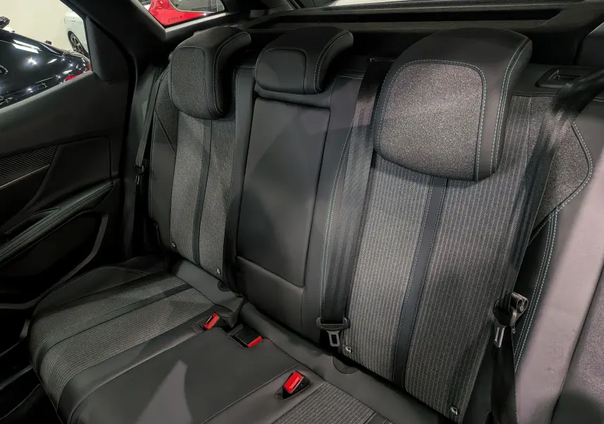 Vue rapprochée des sièges arrière en cuir noir et tissu gris du Peugeot 3008 BlueHDi 130 Allure 2022.