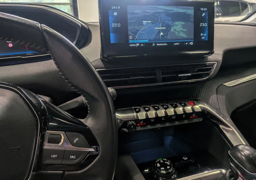 Intérieur du Peugeot 3008 BlueHDi 130 Allure 2022, vue du tableau de bord avec écran tactile et volant cuir noir.