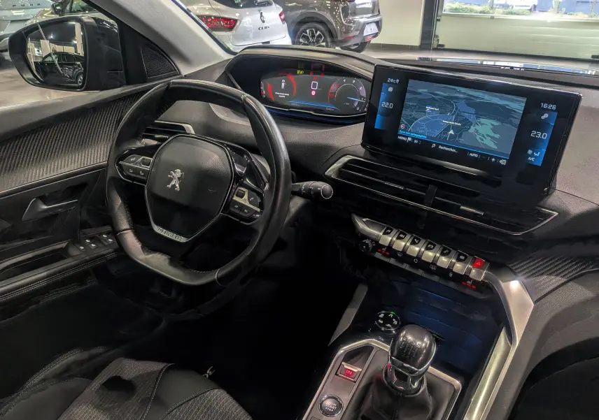 Intérieur du Peugeot 3008 BlueHDi 130 Allure 2022, vue côté conducteur, volant compact et écran tactile avec navigation.