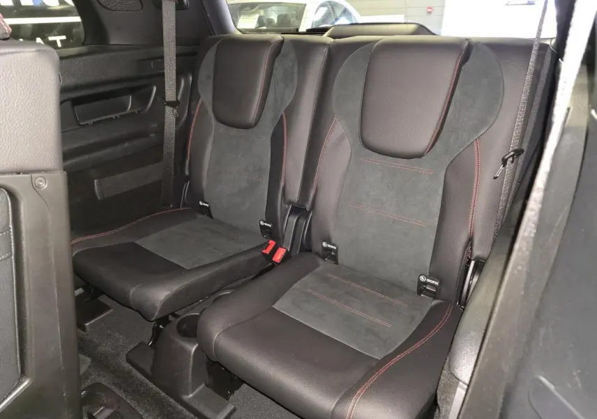 Vue intérieure sur la troisième rangée de sièges noirs avec surpiqûres rouges du Mercedes GLB 200 d AMG Line 7 places.