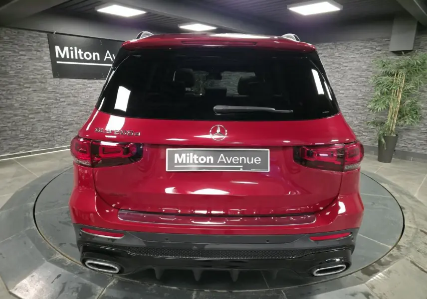 Vue arrière d'un Mercedes GLB 200 d AMG Line rouge Patagonie avec double sortie d'échappement et toit ouvrant panoramique.