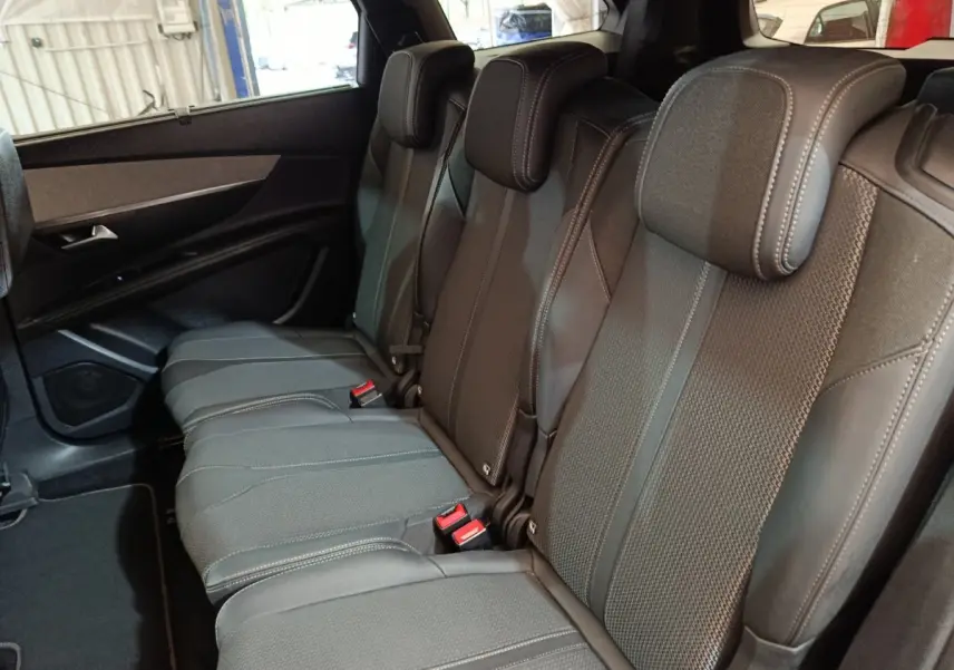Vue intérieure côté droit sur la banquette arrière en tissu et cuir noir du Peugeot 5008 GT 2023.