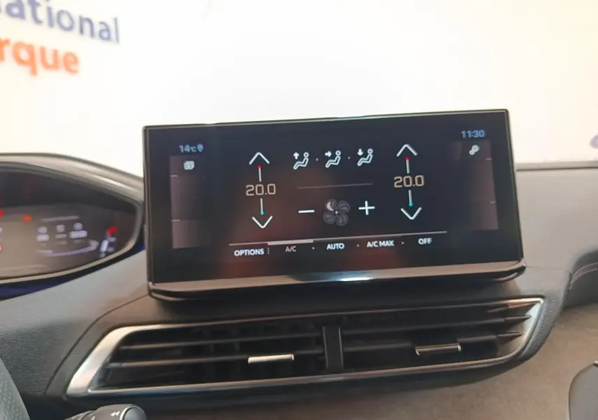 Écran tactile central affichant la climatisation à 20°C sur le tableau de bord du Peugeot 5008 GT 2023.