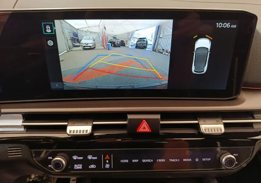 Écran tactile central du Kia Sportage 2026 affichant la caméra de recul avec guidage et vue 360° du véhicule.