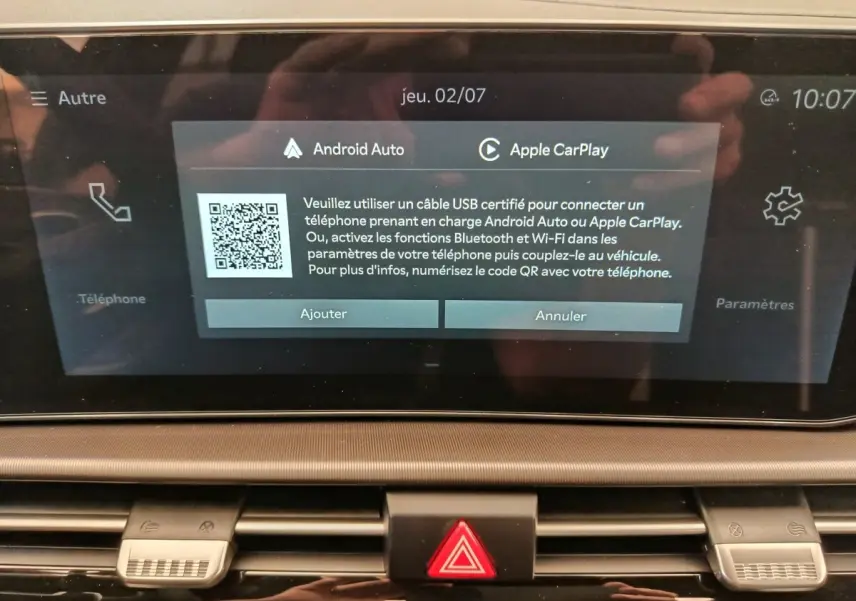 Écran tactile central affichant la connexion Android Auto et Apple CarPlay dans l’habitacle du Kia Sportage gris foncé.
