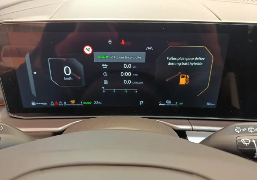 Affichage numérique du combiné d'instruments du Kia Sportage 2026, avec informations de conduite et alertes visibles.