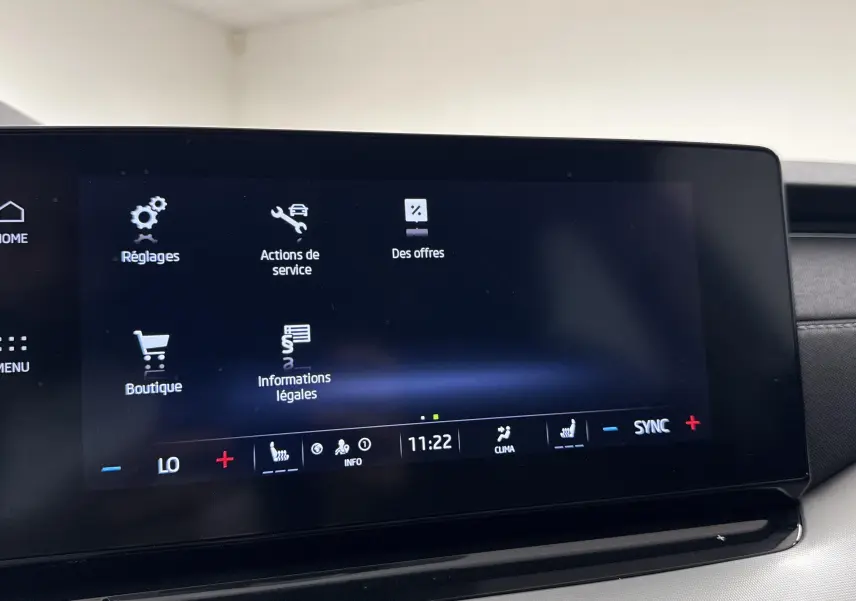 Écran tactile central de la Skoda Octavia Combi 2023 affichant les réglages et options de service, intérieur noir.