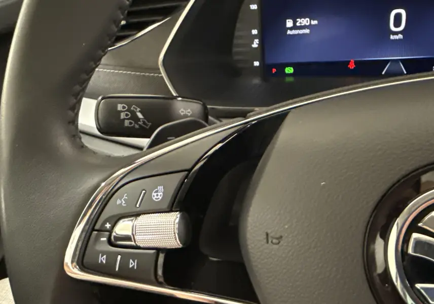 Gros plan sur le volant et le tableau de bord numérique d'une Skoda Octavia Combi gris graphite, version 2023.