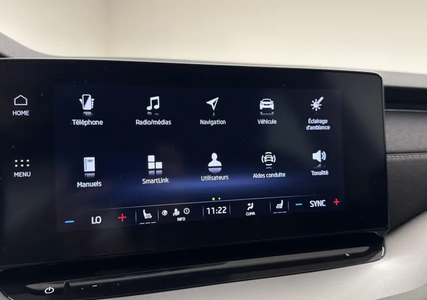 Écran tactile central affichant le menu multimédia et climatisation dans une Skoda Octavia Combi gris graphite 2023.