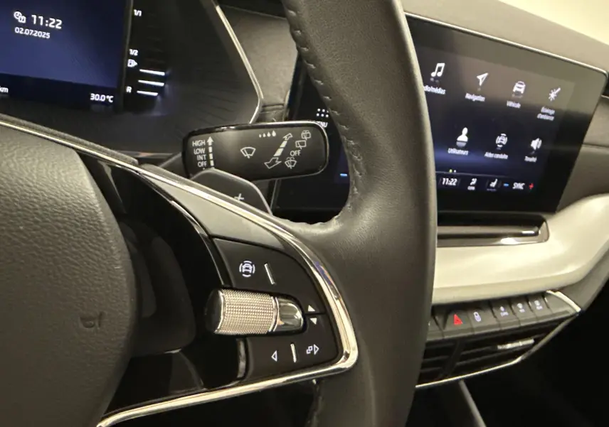 Vue rapprochée du volant et tableau de bord numérique d'une Skoda Octavia Combi gris graphite 2023.