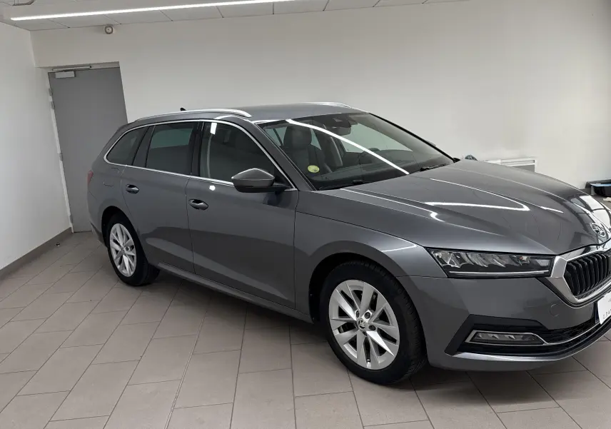 Skoda Octavia Combi 2.0 TDI 150 DSG7 Style gris graphite vue 3/4 avant droit en intérieur showroom.