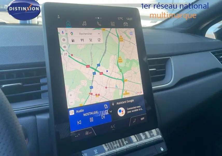 Écran tactile central affichant la navigation et la radio dans l’habitacle moderne d’un Renault Captur noir étoile métal.