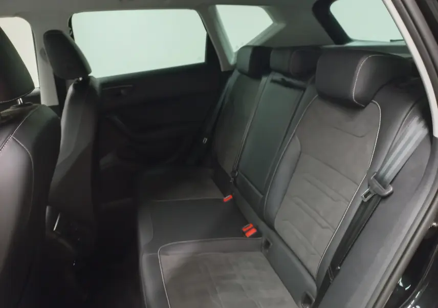 Vue intérieure arrière du SEAT Ateca 2.0 TDI 150 DSG7 Copa, sièges en cuir noir et alcantara avec surpiqûres contrastées.