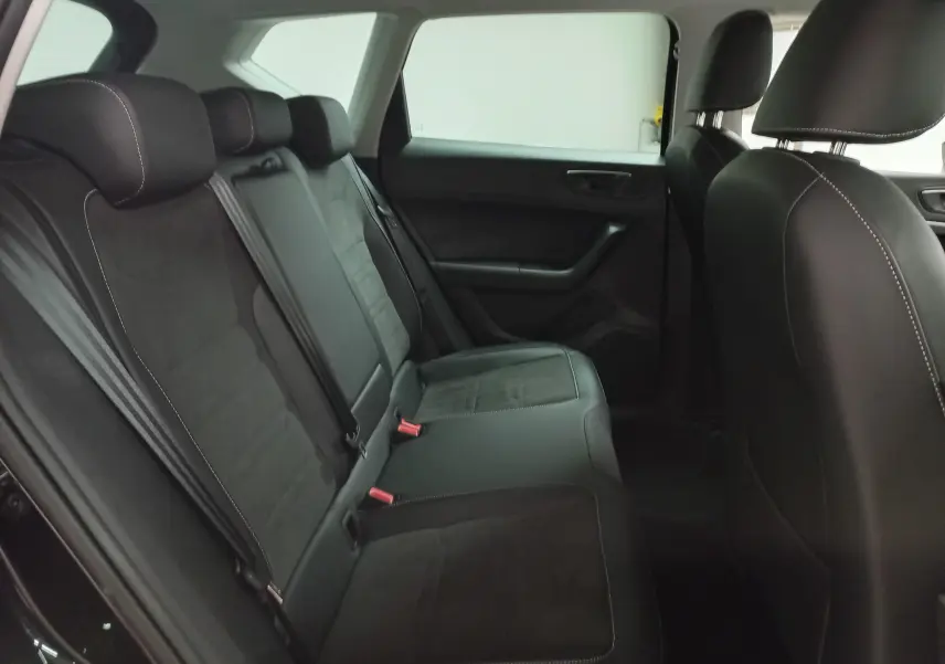 Vue intérieure côté gauche des sièges arrière en cuir noir du SEAT Ateca 2.0 TDI 150 DSG7 Copa 2025