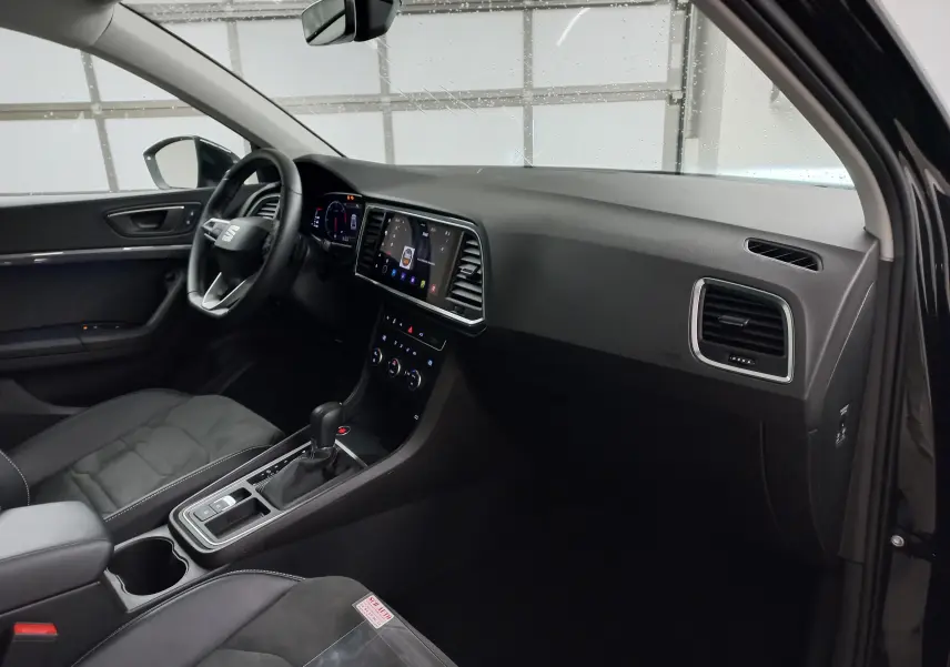 Intérieur du SEAT Ateca 2.0 TDI 150 DSG7 Copa, vue côté conducteur, tableau de bord moderne et écran tactile central.