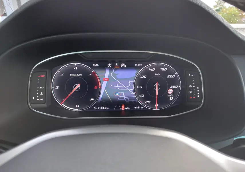 Tableau de bord numérique du SEAT Ateca 2.0 TDI 150 DSG7, affichant compte-tours, vitesse et navigation intégrée.