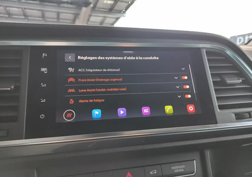 Écran tactile du tableau de bord du SEAT Ateca 2.0 TDI 150 DSG7 Copa affichant les aides à la conduite.