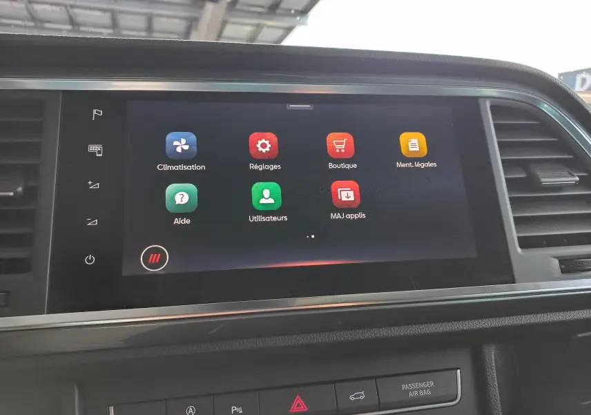 Écran tactile central du SEAT Ateca 2025 affichant les menus climatisation, réglages et boutique dans un intérieur moderne.