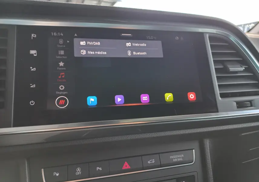 Écran tactile central du tableau de bord du SEAT Ateca 2025 avec interface multimédia et commandes intégrées.
