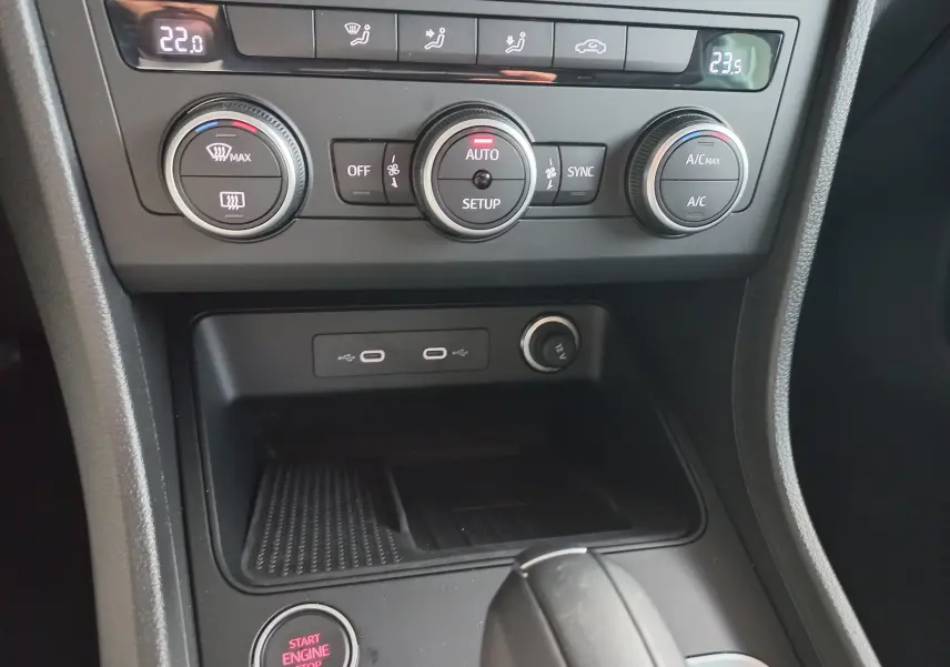 Gros plan sur la console centrale du SEAT Ateca 2.0 TDI noir, montrant les commandes climatisation et ports USB.