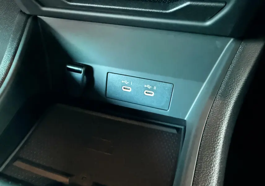 Prise USB double type C en gros plan sur la console centrale du Renault Captur E-Tech Hybrid 2025 bleu Iron Metal.