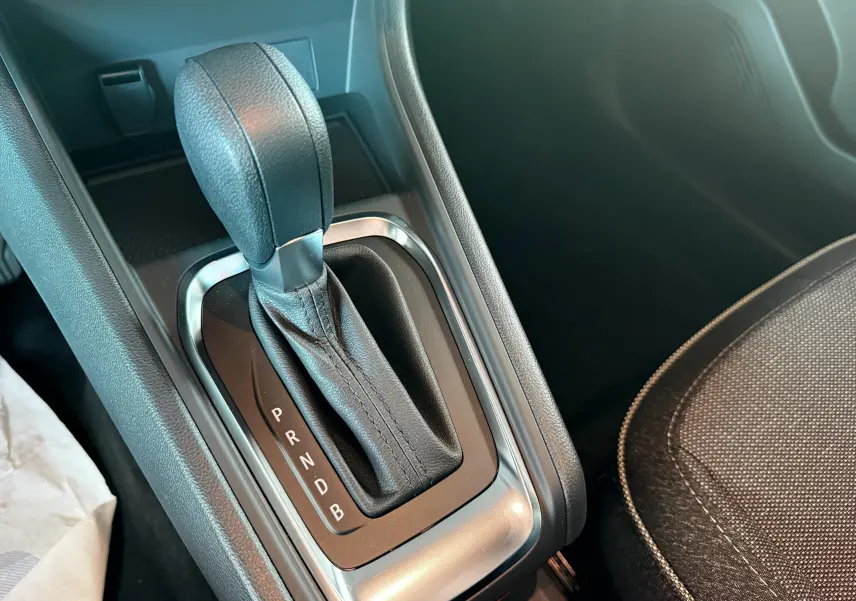 Le levier de vitesses automatique en cuir noir du Renault Captur E-Tech hybride 2025, vue rapprochée intérieure.