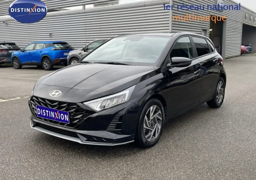 Hyundai i20 2025 noir Phantom Metal vue 3/4 avant droit avec calandre et phares LED distinctifs.