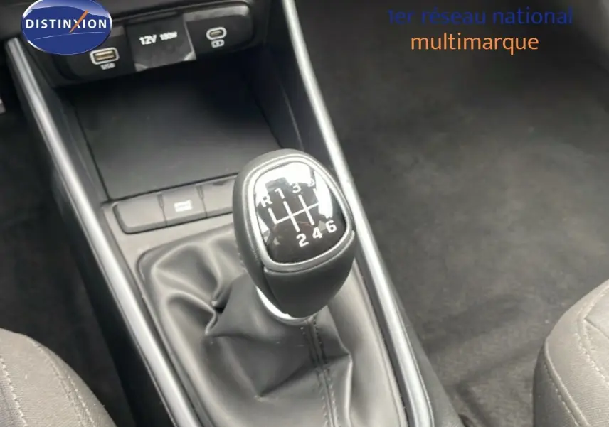 Le levier de vitesses manuel de la Hyundai i20 2025 en noir Phantom Metal, vu en gros plan depuis l'intérieur central.