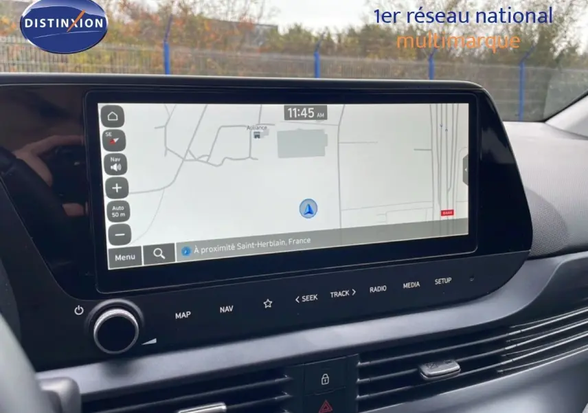 Écran tactile central du tableau de bord de la Hyundai i20 2025 affichant la navigation GPS en extérieur.