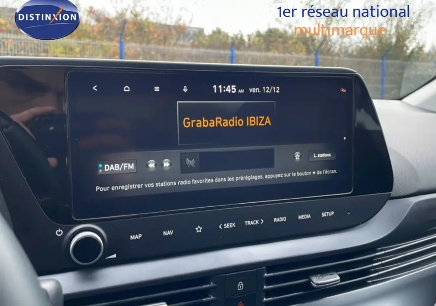 Écran tactile central de la Hyundai i20 2025 affichant la radio GrabaRadio IBIZA en intérieur noir.
