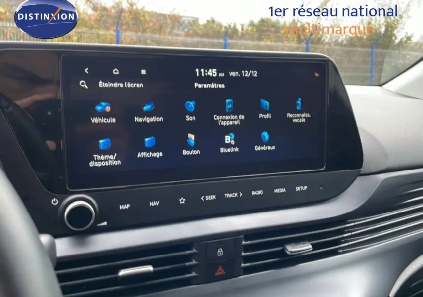 Écran tactile central du tableau de bord de la Hyundai i20 2025 noir Phantom Metal, avec commandes multimédia visibles.