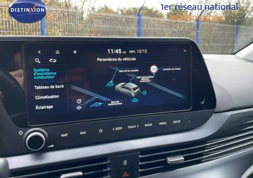 Écran tactile central de la Hyundai i20 2025 affichant les paramètres d'assistance à la conduite, intérieur moderne noir.