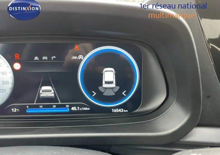 Tableau de bord numérique du Hyundai i20 noir Phantom Metal 2025, affichant la consommation et l'aide au stationnement.